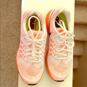 Women’s Nike tennis shoes